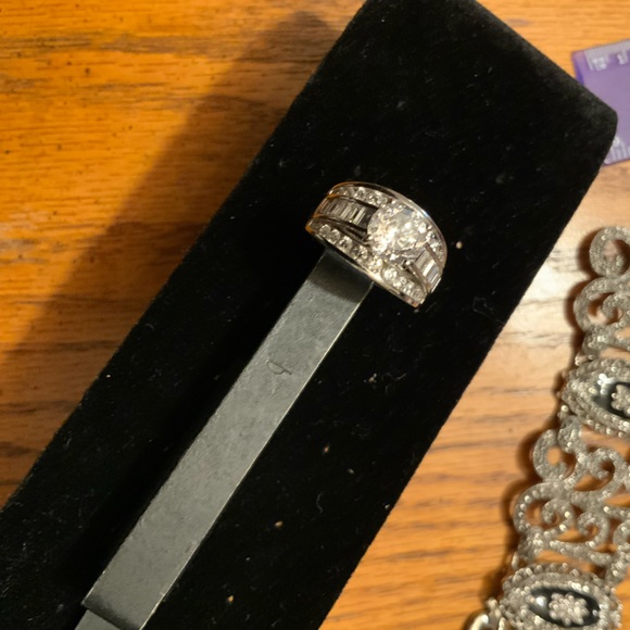 NWOT Solitaire Engagement Ring w/ CZs Sz 6.75 - JTV - Sterling Silver - Picture 6 of 11